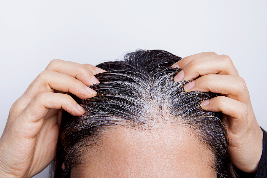 Por qué el cabello se vuelve blanco y cómo prevenirlo