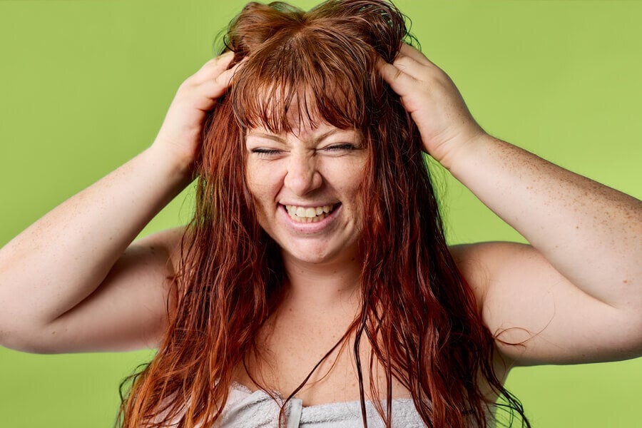 Capelli in primavera: perché cadono di più e cosa fare davvero