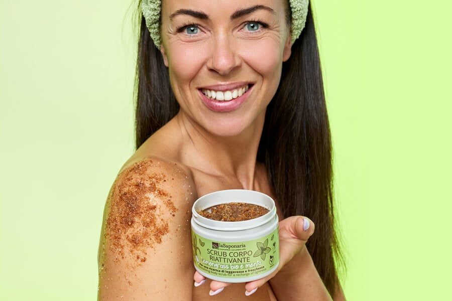 Addio pelle spenta! Lo scrub corpo è il segreto per una pelle luminosa